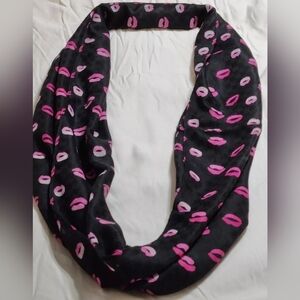 Infinity kisses scarf